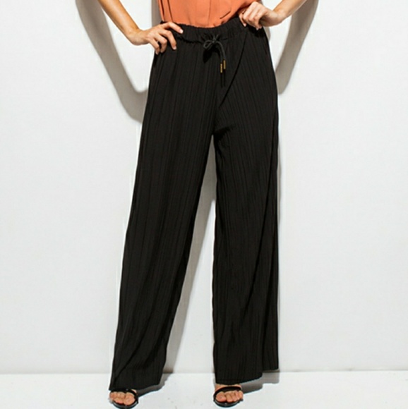 Tres Chic! Wide Leg Pleated Pants - Picture 3 of 5